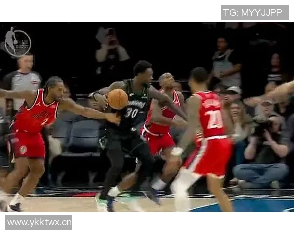 邓恩与兰德尔边线球发球争抢,发生激烈冲突 邓恩与兰德尔边线球发球争抢,发生激烈冲突